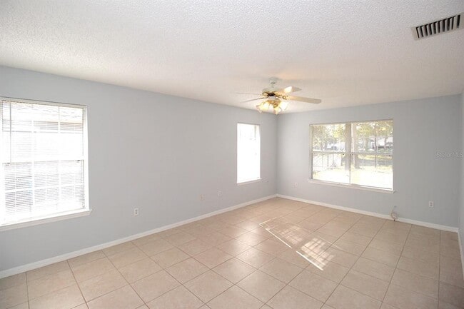 Building Photo - 12 Round Table Ln