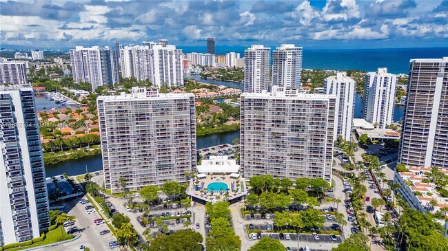 Building Photo - 3701 N Country Club Dr