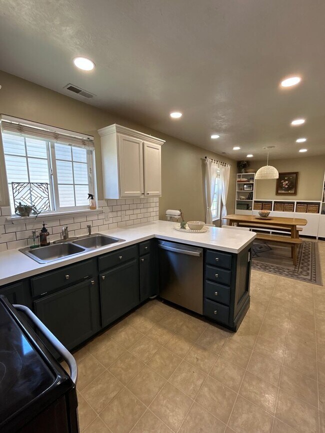 Building Photo - Utilities & Internet Included! 4 Bed 2.5 B...