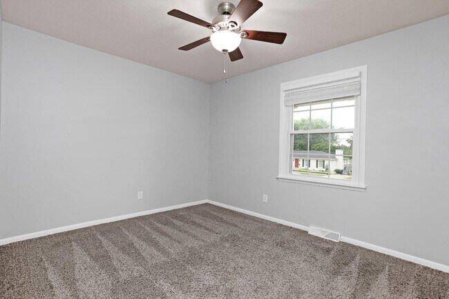 Building Photo - 705 Bon Aire Dr