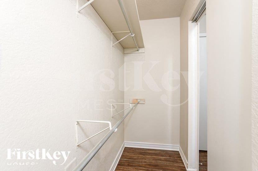 Building Photo - 11335 Saratoga Coach