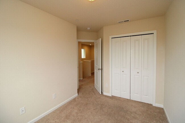 Building Photo - 3 Bedroom Luxury Townhouse in Beautiful Happy Valley