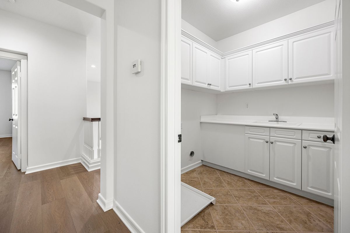 Building Photo - 2556 Pearblossom St