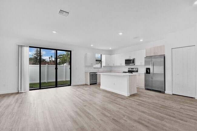Building Photo - 706 Del Vista Rd