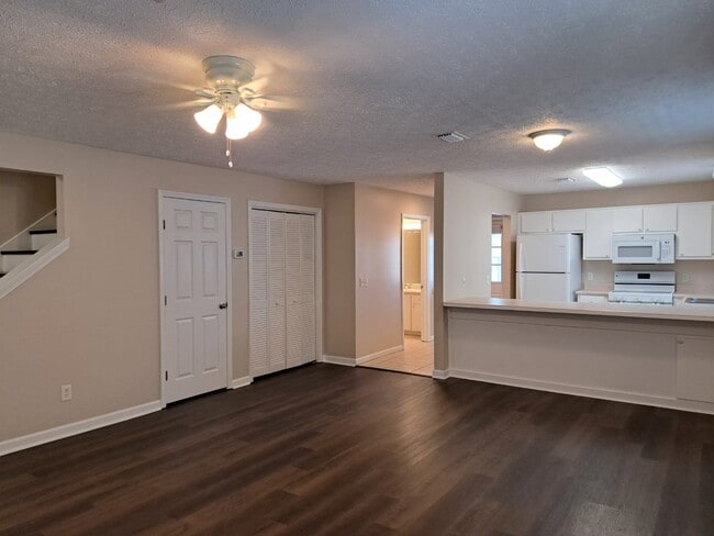 Building Photo - 5518 Beach Dr