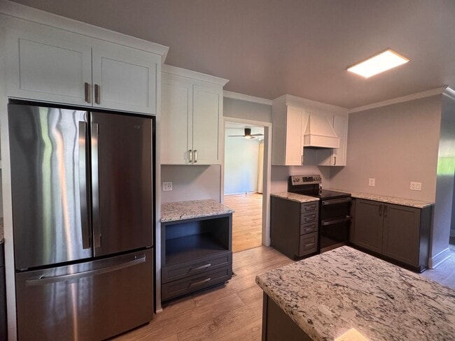Building Photo - 4 Bedroom Jamestown Beauty!