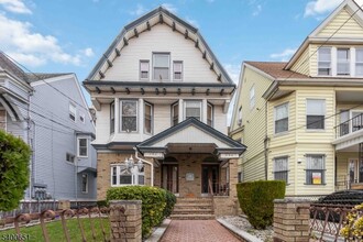 Building Photo - 592 Summer Ave