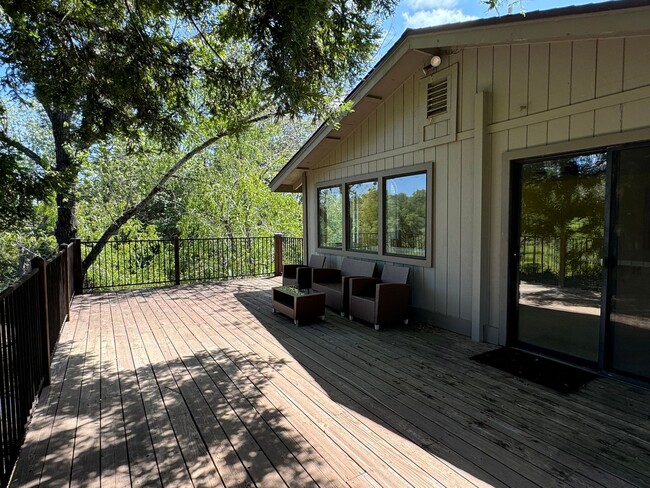 Building Photo - Scenic North Auburn Living – 1 bedroom 2-S...