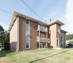 Building Photo - $500 off 1st month rent!! COME APPLY TODAY! Affordable Des Moines Living: 2 Bed + 1 Bath at Eastb...