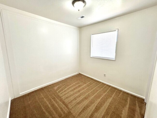 Building Photo - 3 BEDROOM/ 1 BATH COTTAGE WITH LARGE BACK ...