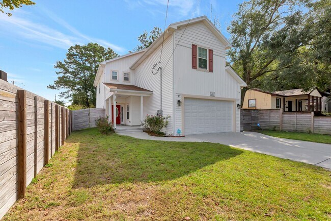 Building Photo - Spacious 4-Bedroom Charleston Home Loaded ...