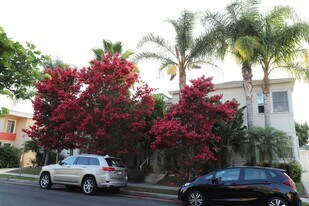 Building Photo - 831 Alandele Ave