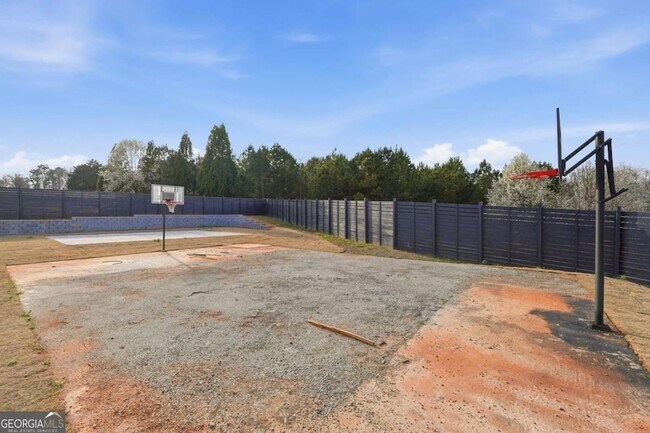 Building Photo - 556 Versailles Dr