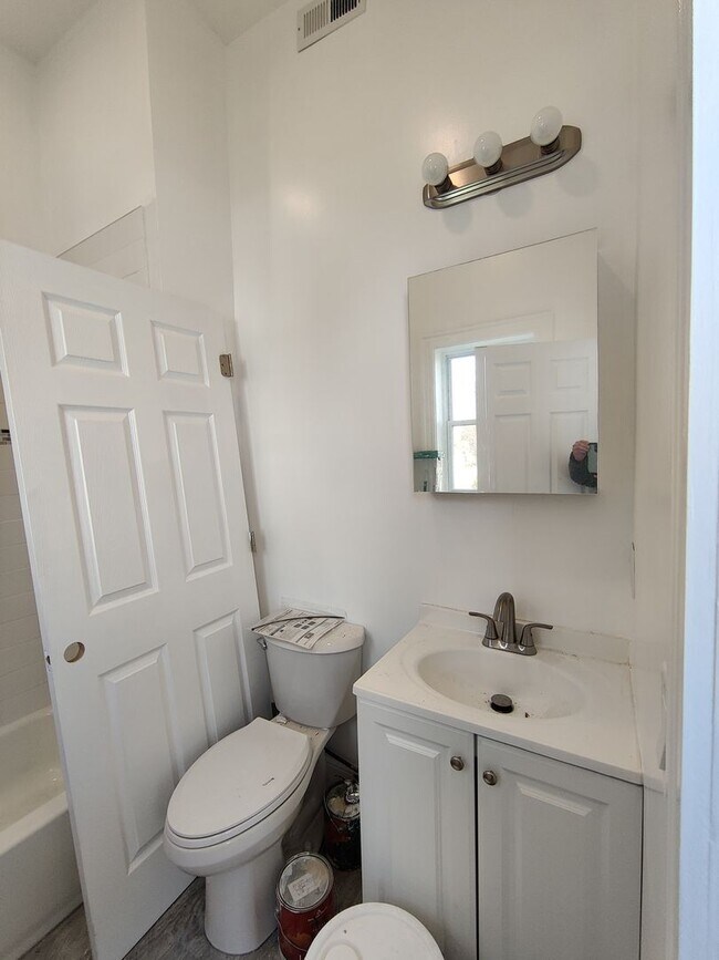 Building Photo - Brand New Unit, Central Heat, AC, In-Unit ...