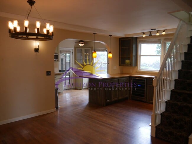 Building Photo - 841 Robertson Way