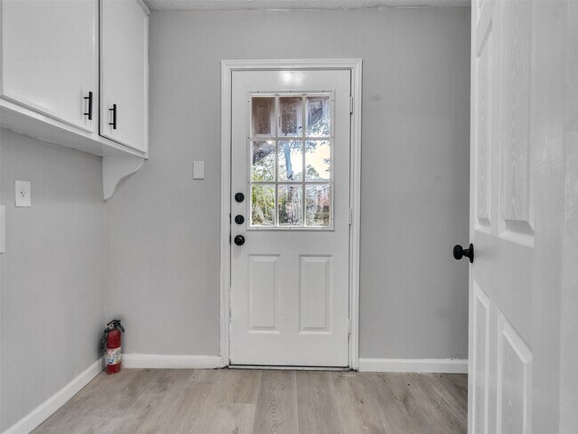 Building Photo - 3202 Lakehaven Dr