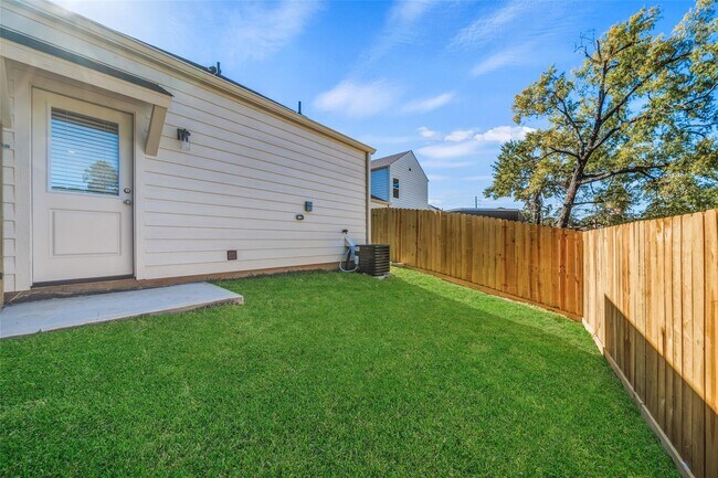 Building Photo - 706 W Dallas St