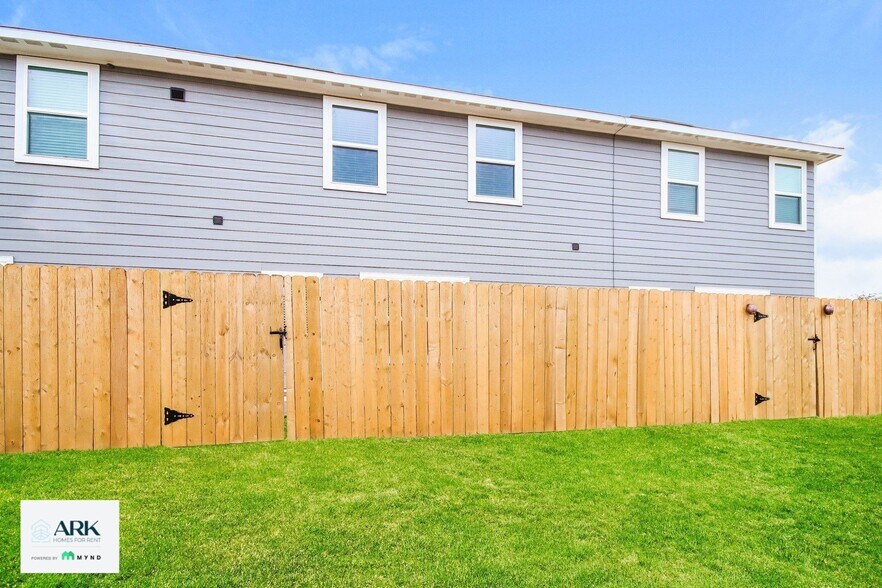 Building Photo - 560 Solomon Ln