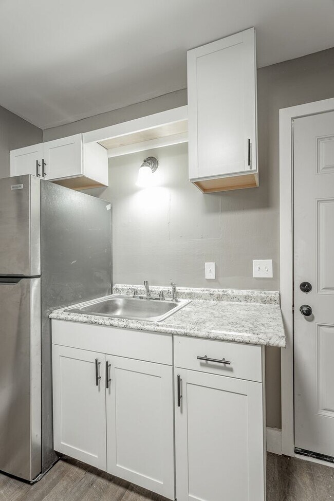 Building Photo - 1100 S Willow