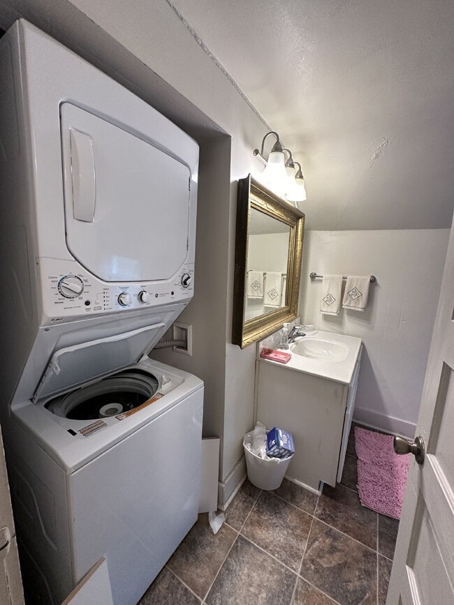 Building Photo - 4 Bedroom, 2 Bathroom Home - Available June 1st with Beautiful River Views