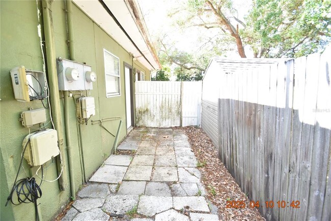 Building Photo - 402 S Comet Ave