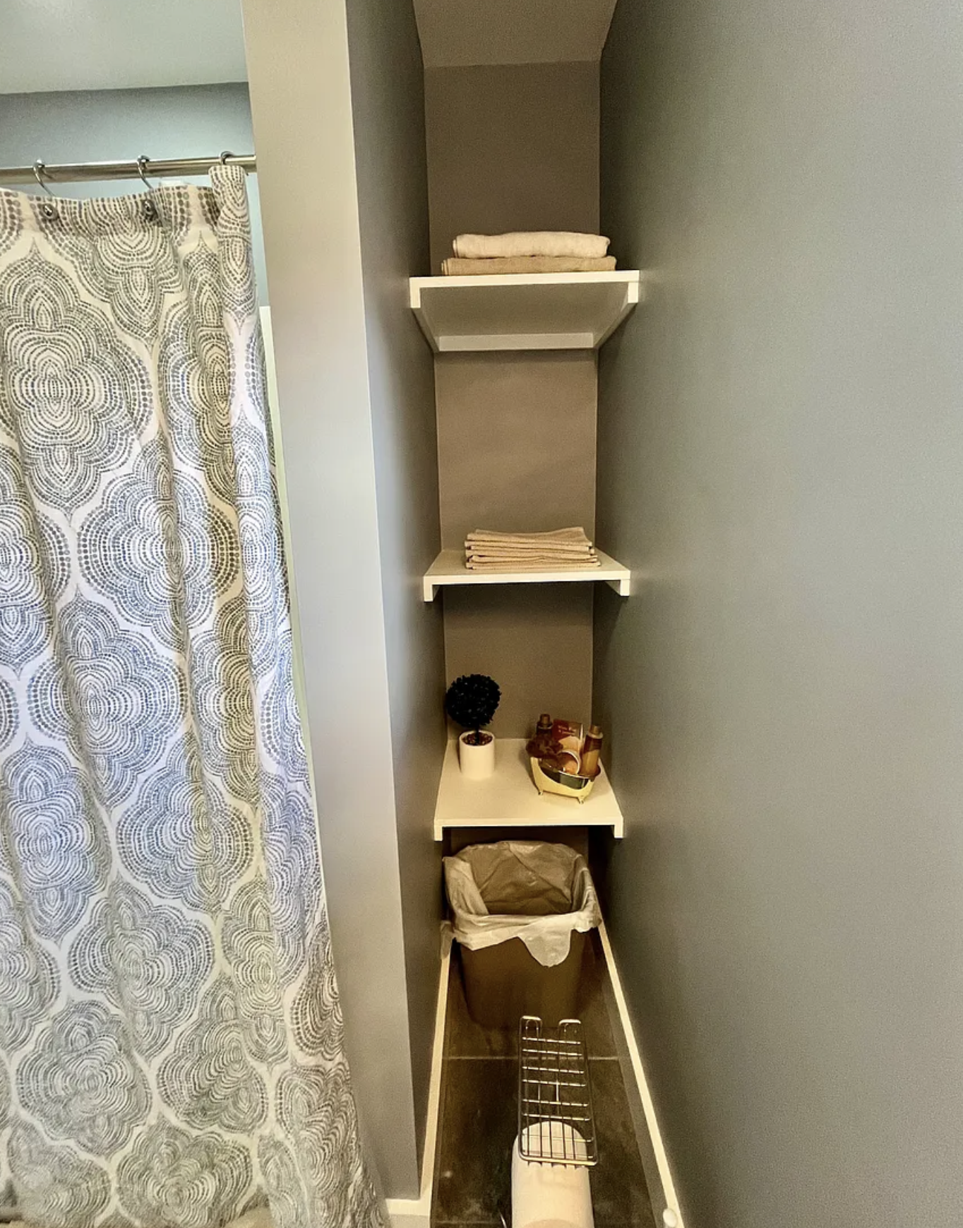 Built in shelving - 1115 Margray St