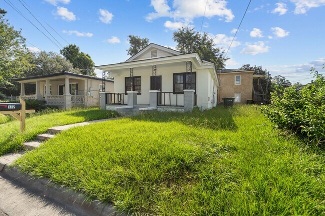 Building Photo - 132 Jenks St