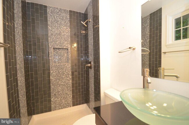 Building Photo - 5200 Kings Park Dr