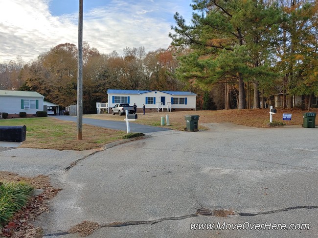 Building Photo - 402 Country Walk Ln