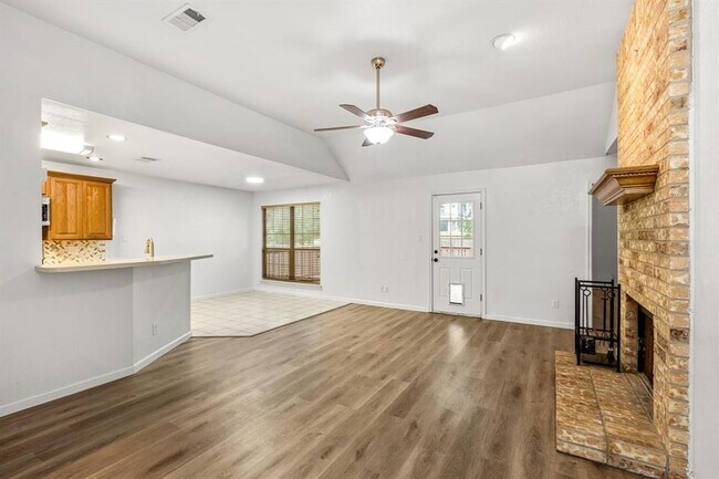 Building Photo - 1802 Ramona Cir
