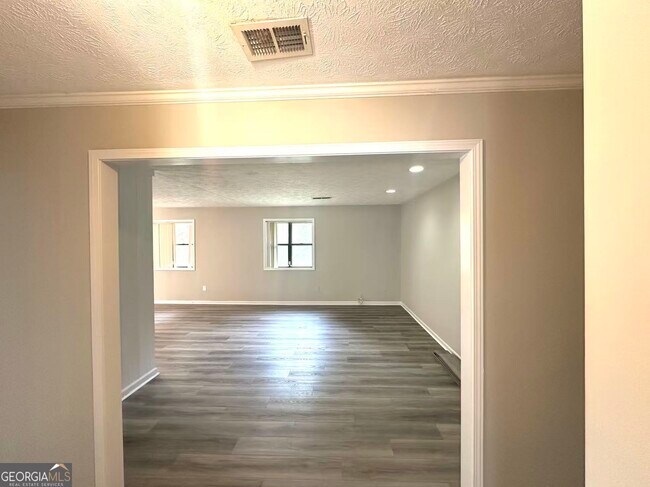 Building Photo - 100 Lakeview Ln