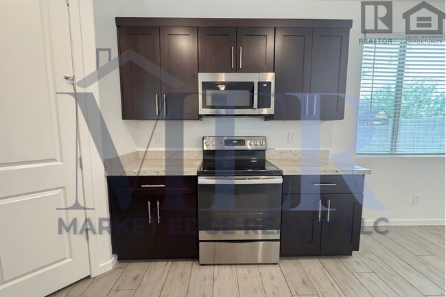 Building Photo - 3Bed/2.5Bath Townhouse at 7th St/Hatcher! Move-In Ready on 04/09/2026! -- NO HOA! ALL TILE FLOORING!