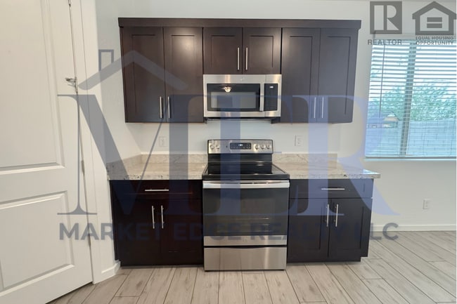 Building Photo - 3Bed/2.5Bath Townhouse at 7th St/Hatcher! Move-In Ready on 04/16/2026! -- NO HOA! ALL TILE FLOORING!