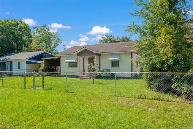 Building Photo - Recently Renovated 2-Bedroom Home – 1.5 Mi...
