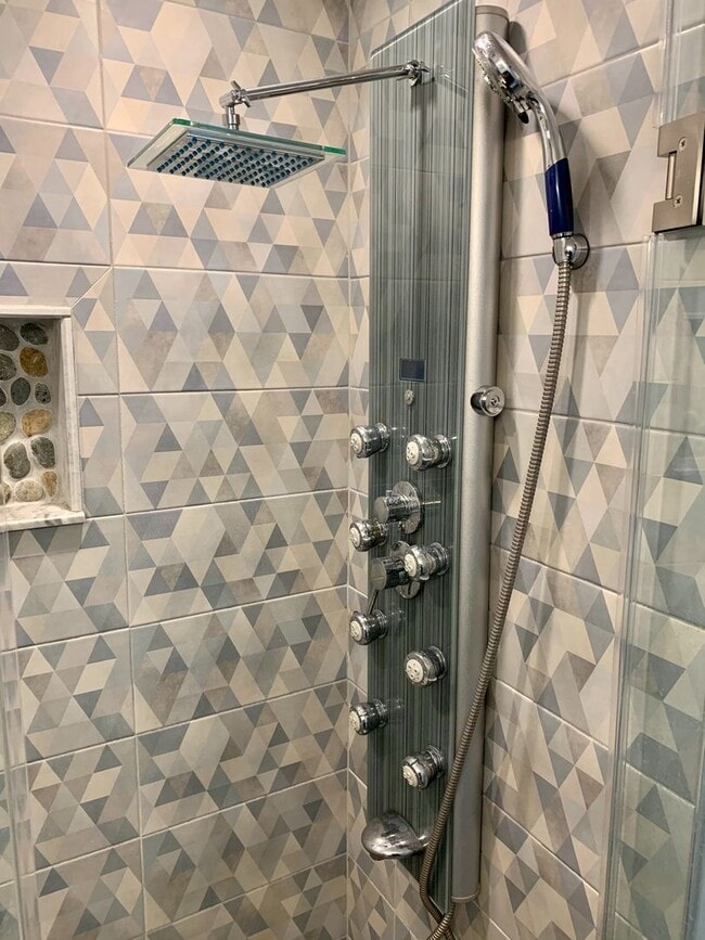 Building Photo - Gorgeous 2-Bedroom Townhome Near the Art Museum! One-Car Garage Included!