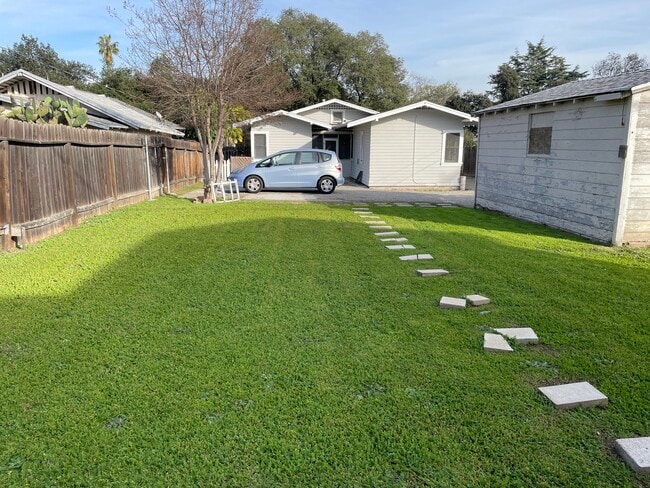 Building Photo - 155 S Grand Oaks Ave