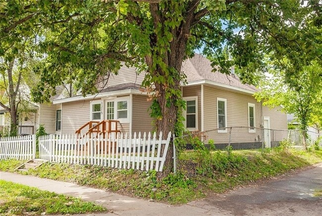 Building Photo - 1215 Clark St