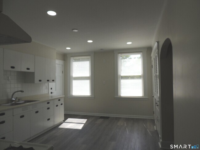 Building Photo - 132 Silver Sands Rd