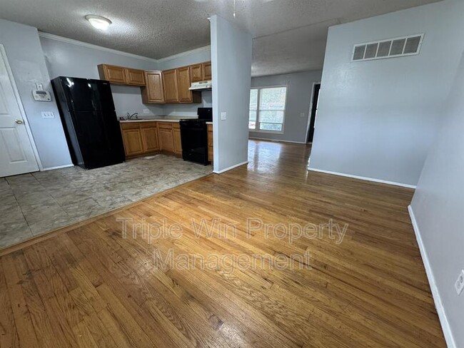 Building Photo - 220 Falcon Dr