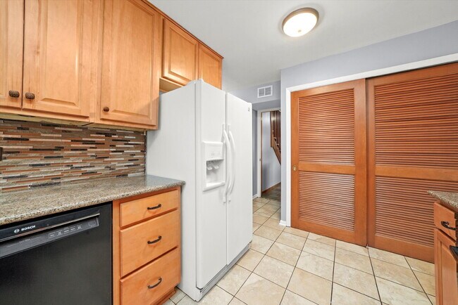 Building Photo - Updated Grayslake Home with Sunroom and Fl...