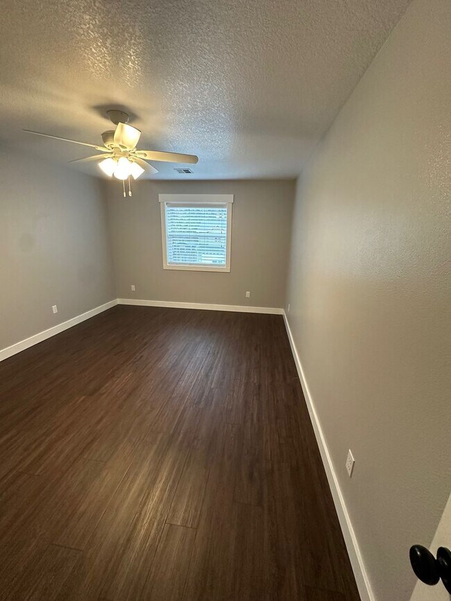 Building Photo - 4 Bedroom House Available in Hammond!