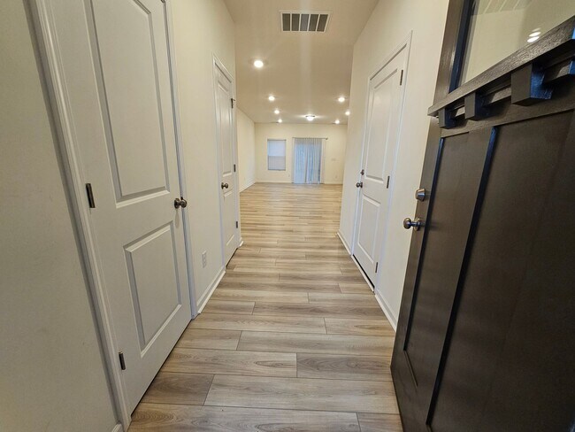 Building Photo - BeautifulTownhome in North Charlotte