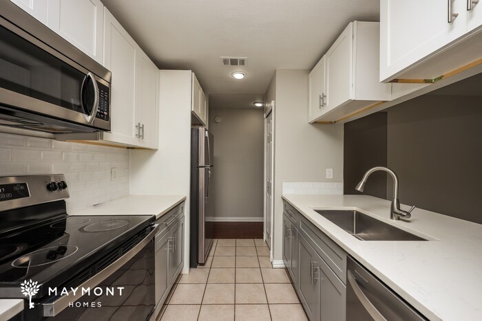 Building Photo - 2114 High Bluff Dr