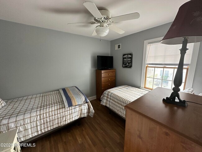 Building Photo - 17 7th Ave