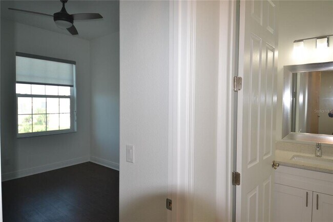 Building Photo - 5732 Biscayne Ct