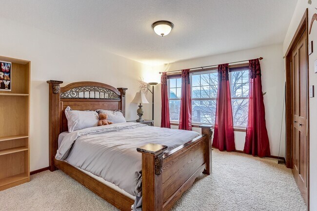 Building Photo - Grand 5 bed 4.5 bath Maple Grove Home w/ 3-Car Garage! Fully Furnished