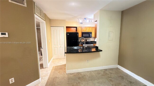 Building Photo - 2803 N Oakland Forest Dr