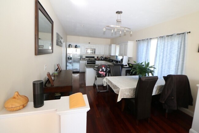 Building Photo - 143 Grovers Ave