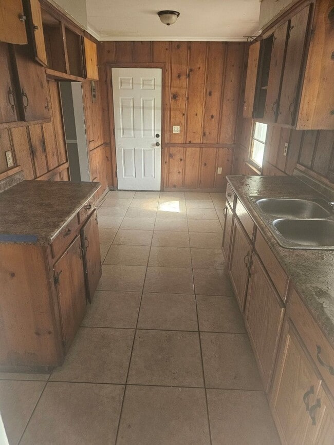 Building Photo - 540 Clubview Dr