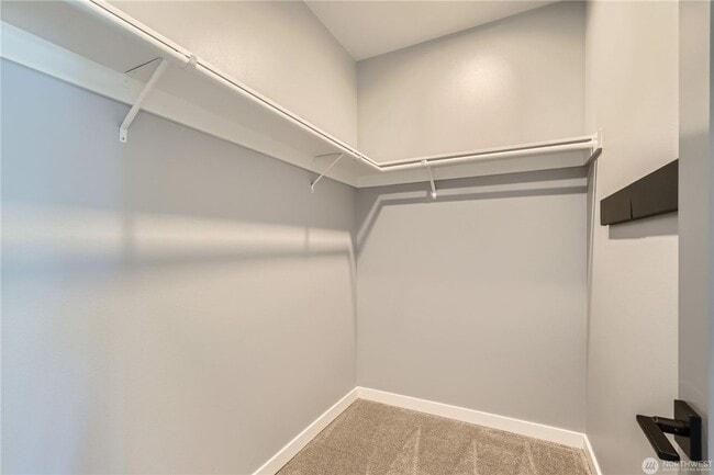Building Photo - Spacious end-unit 3 bed townhome near Seat...